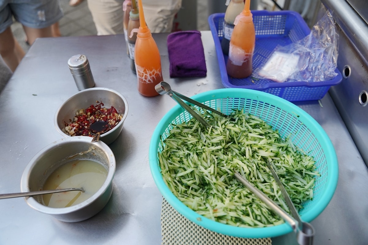 【澎湖蔥油餅推薦】澎湖超人氣排隊美食 小黃瓜絲/蒜泥/辣椒自助吧 郵局蔥油餅
