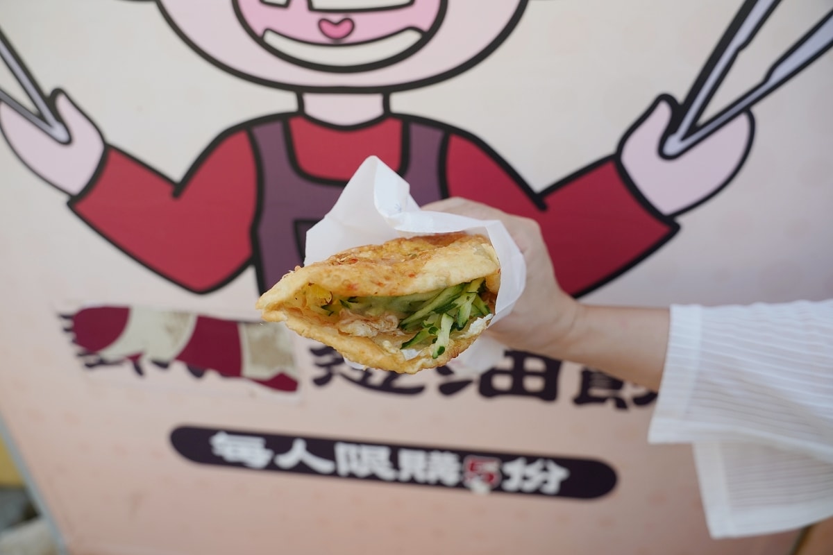【澎湖蔥油餅推薦】澎湖超人氣排隊美食 小黃瓜絲/蒜泥/辣椒自助吧 郵局蔥油餅
