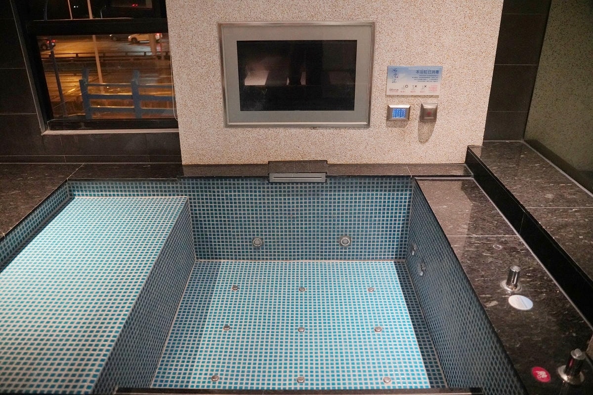 【水雲端旗艦概念旅館泳池房開箱】戶外景觀造型恆溫浴池 烤箱/蒸氣室/氣泡幻彩按摩浴缸