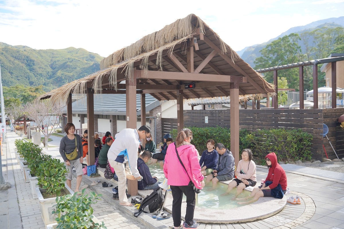 【桃園露天溫泉推薦】泰雅故事公園免費泡腳池 泰雅原民文化碳酸氫鈉鹽泉 羅浮溫泉湯池