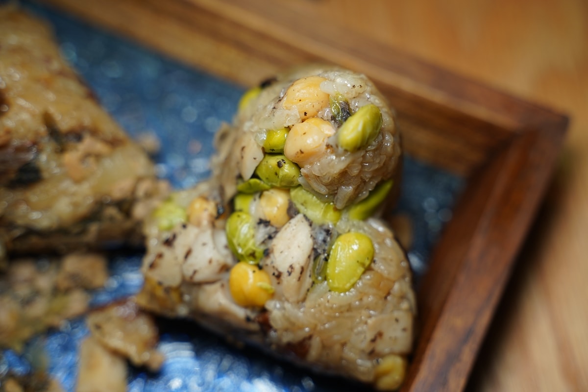 【彭園私房肉粽禮盒組】黑松露蔬食粽/紅麴五花肉粽/花菇鮑魚肉粽/湖南外婆肉粽 端午禮盒推薦 - 第6張圖 【彭園私房肉粽禮盒組】黑松露蔬食粽/紅麴五花肉粽/花菇鮑魚肉粽/湖南外婆肉粽 端午禮盒推薦