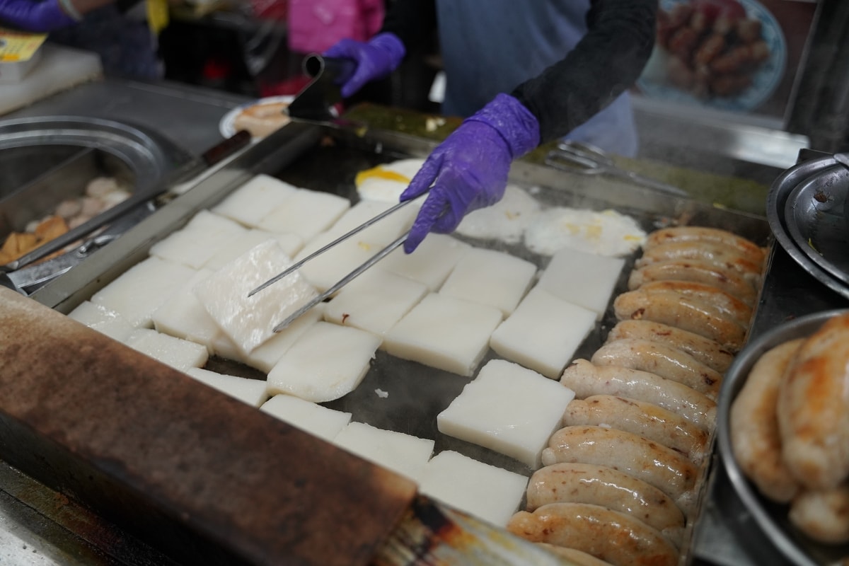 【王家菜頭粿糯米腸】台中第二市場排隊美食 台中舊城區超人氣在地小吃 點1號餐大全套才對味