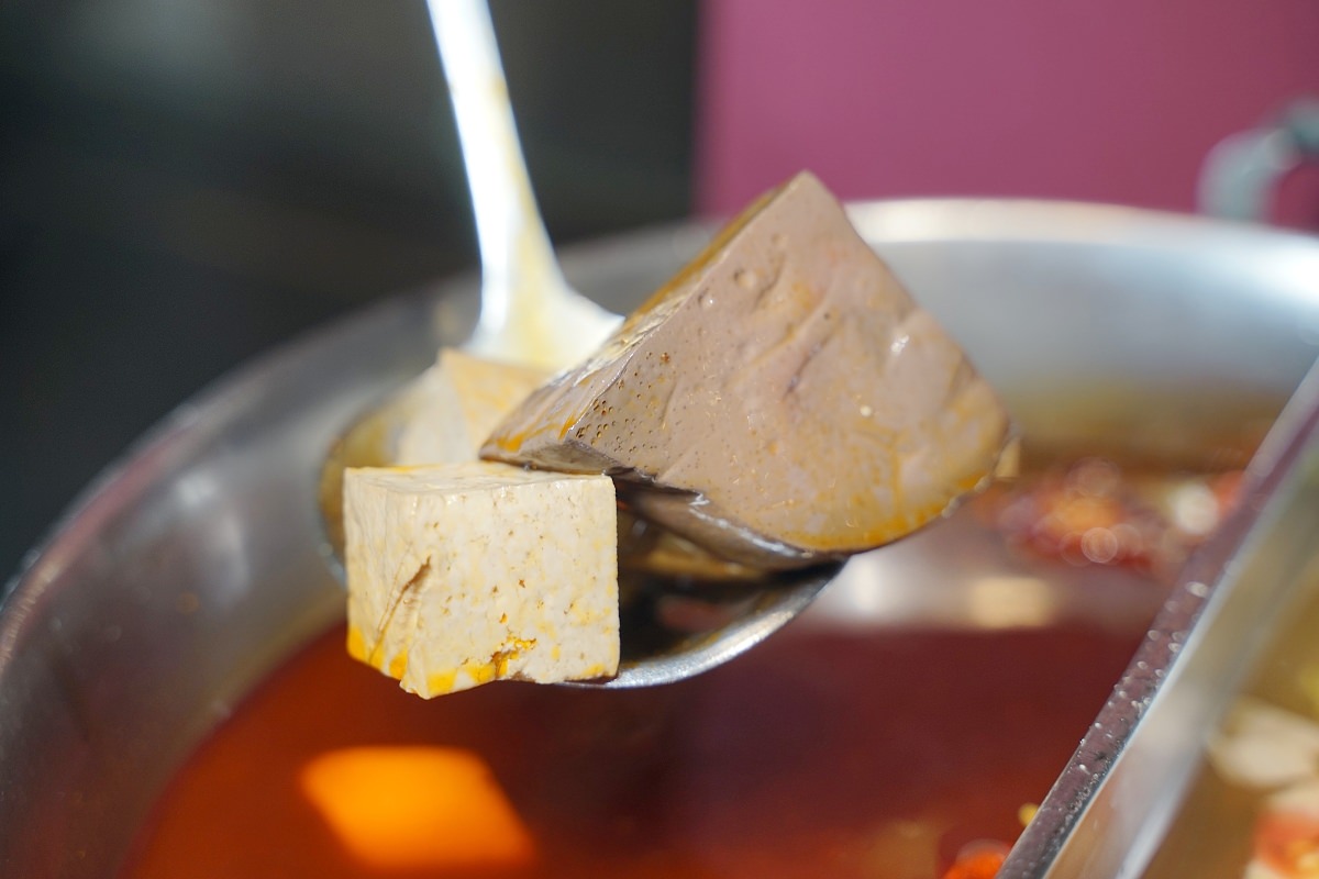 【平鎮麻辣鍋推薦】特香麻辣東北酸菜鴛鴦鍋 麻辣鴨血豆腐免費無限續加 華川宴麻辣鴛鴦鍋平鎮總店 - 第11張圖 【平鎮麻辣鍋推薦】特香麻辣東北酸菜鴛鴦鍋 麻辣鴨血豆腐免費無限續加 華川宴麻辣鴛鴦鍋平鎮總店