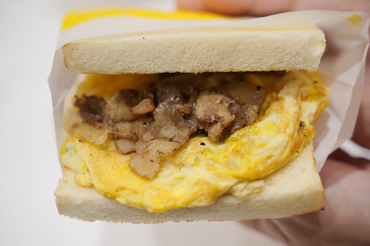【Q Burger 中壢弘揚店】中原大學商圈早午餐推薦 舒適用餐環境+豐富早午餐點