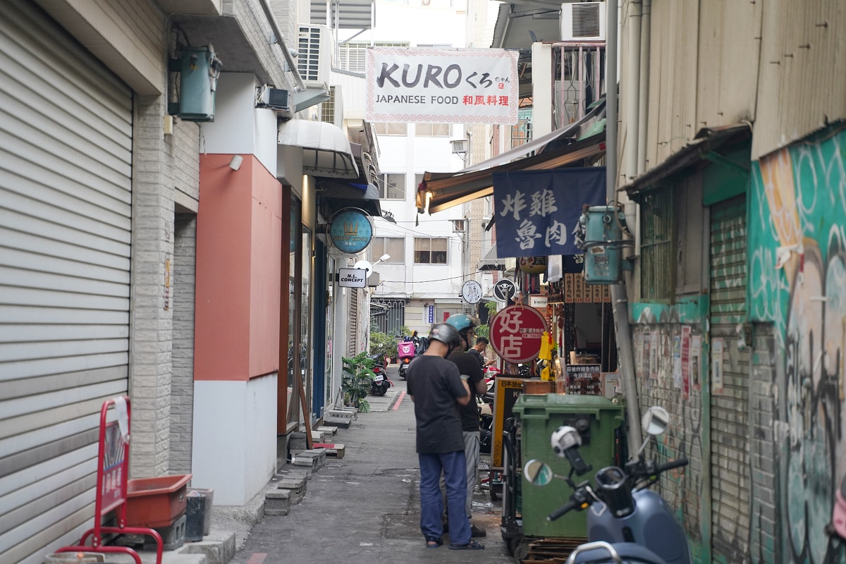 【莊爸炸雞魯肉飯】台中一中街超人氣便當推薦 台中巷弄排隊美食不吃可惜 超浮誇爆量炸雞魯肉便當 - 第1張圖 【莊爸炸雞魯肉飯】台中一中街超人氣便當推薦 台中巷弄排隊美食不吃可惜 超浮誇爆量炸雞魯肉便當