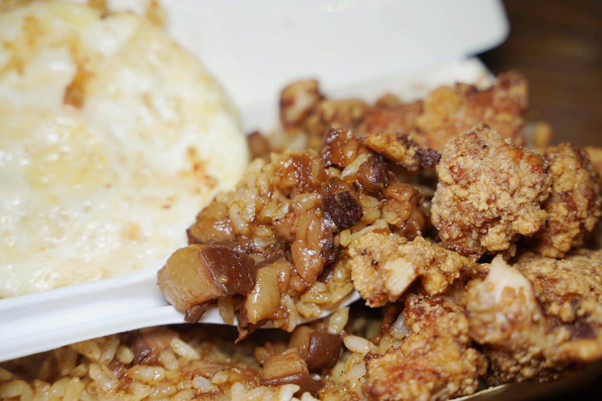 【莊爸炸雞魯肉飯】台中一中街超人氣便當推薦 台中巷弄排隊美食不吃可惜 超浮誇爆量炸雞魯肉便當 - 第7張圖 【莊爸炸雞魯肉飯】台中一中街超人氣便當推薦 台中巷弄排隊美食不吃可惜 超浮誇爆量炸雞魯肉便當