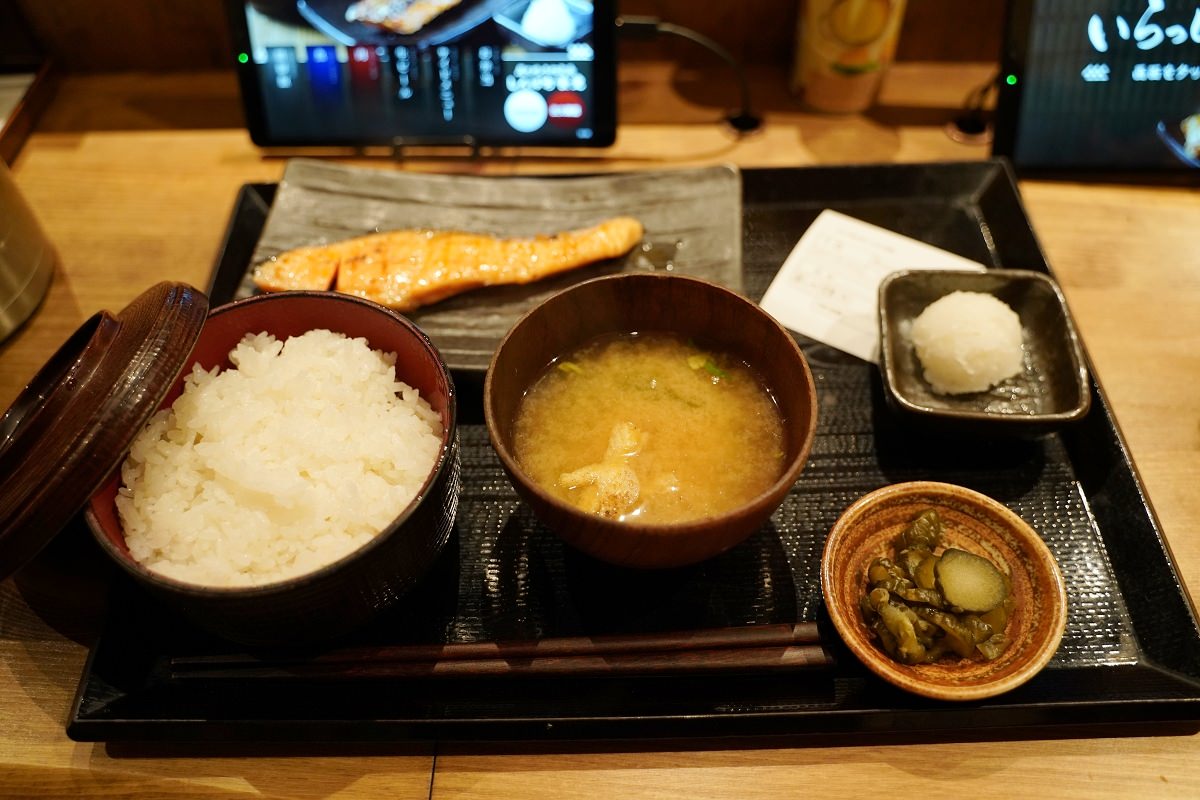 【大阪天神橋筋商店街早餐推薦】日式烤魚定食早餐 江戶時代用餐環境 しんぱち食堂天神橋6丁目店