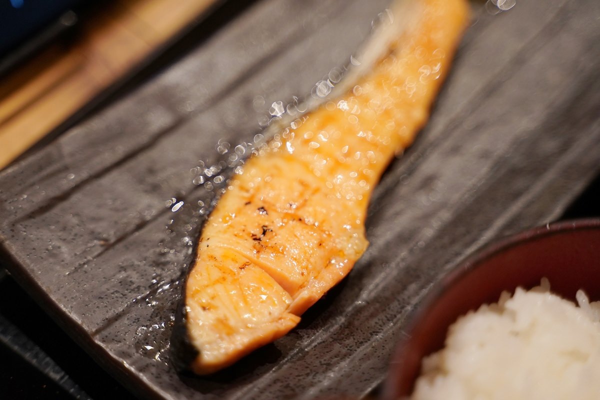 【大阪天神橋筋商店街早餐推薦】日式烤魚定食早餐 江戶時代用餐環境 しんぱち食堂天神橋6丁目店