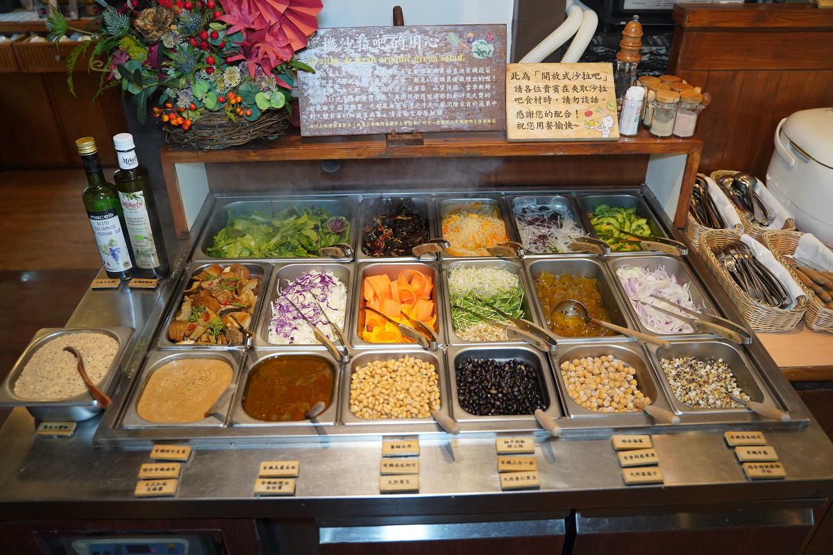 【蕃薯藤TINA廚房中壢壢景町店】半自助式健康豐盛餐 有機蔬果穀物沙拉吧+主廚家常燉菜吃到飽