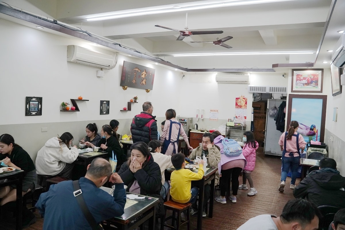【中壢夜市小吃推薦】平價美味免費續湯米粉湯推薦必點 好吃不貴肉類腸類黑白切 好鮮屋米粉湯