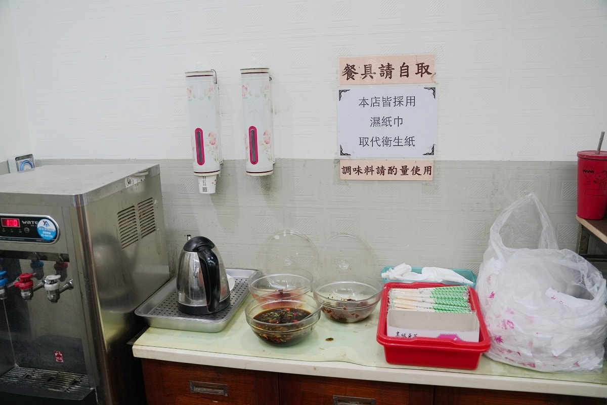 【中壢夜市小吃推薦】平價美味免費續湯米粉湯推薦必點 好吃不貴肉類腸類黑白切 好鮮屋米粉湯