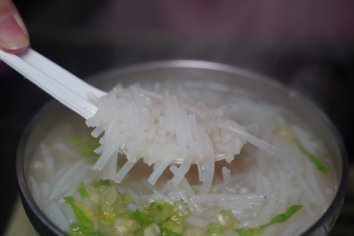 【中壢夜市小吃推薦】平價美味免費續湯米粉湯推薦必點 好吃不貴肉類腸類黑白切 好鮮屋米粉湯