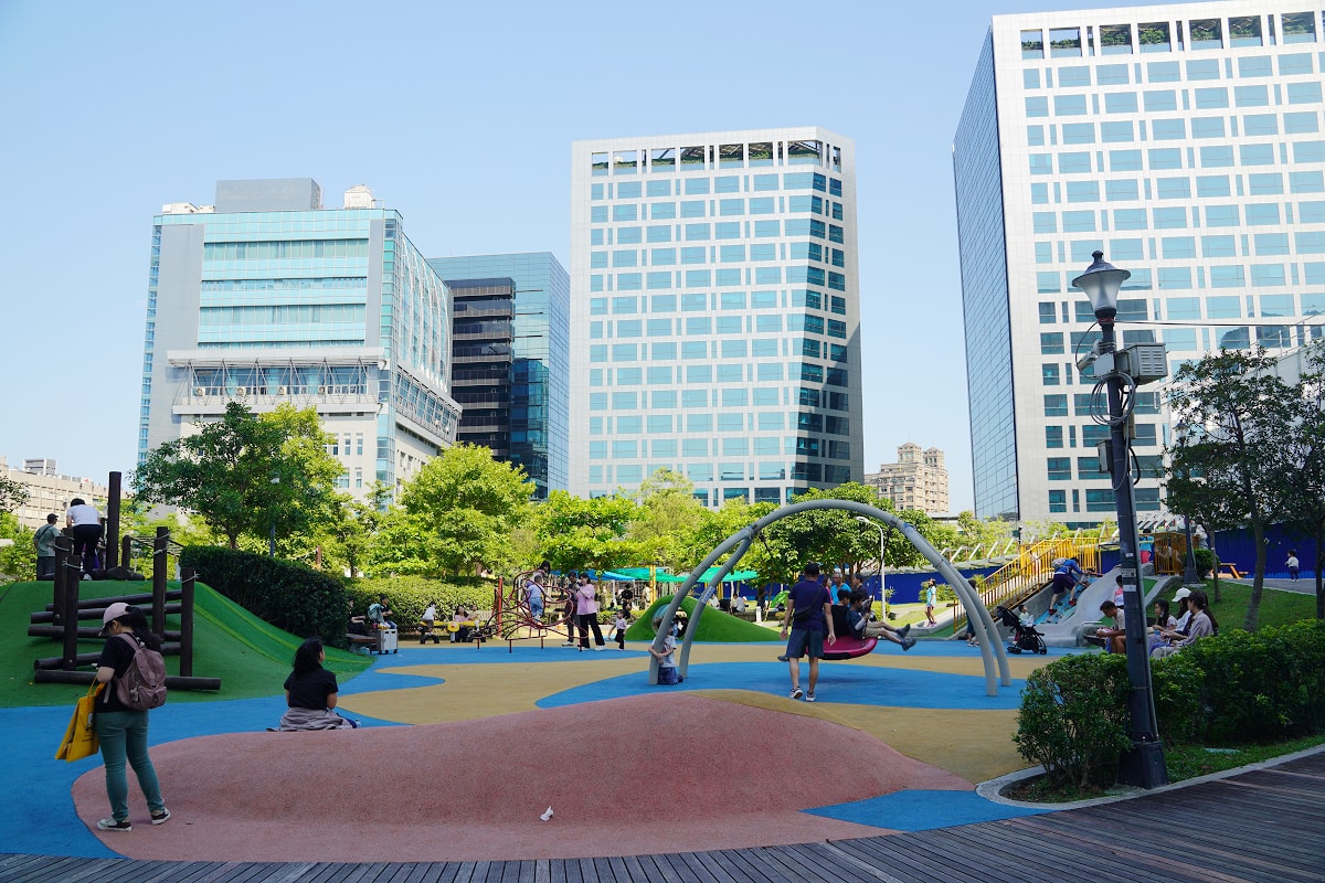 【大港墘公園共融式遊戲場】台北內湖親子公園推薦 魔力飛盤鞦韆/磨石滑梯/山訓遊戲場/遮陽沙坑