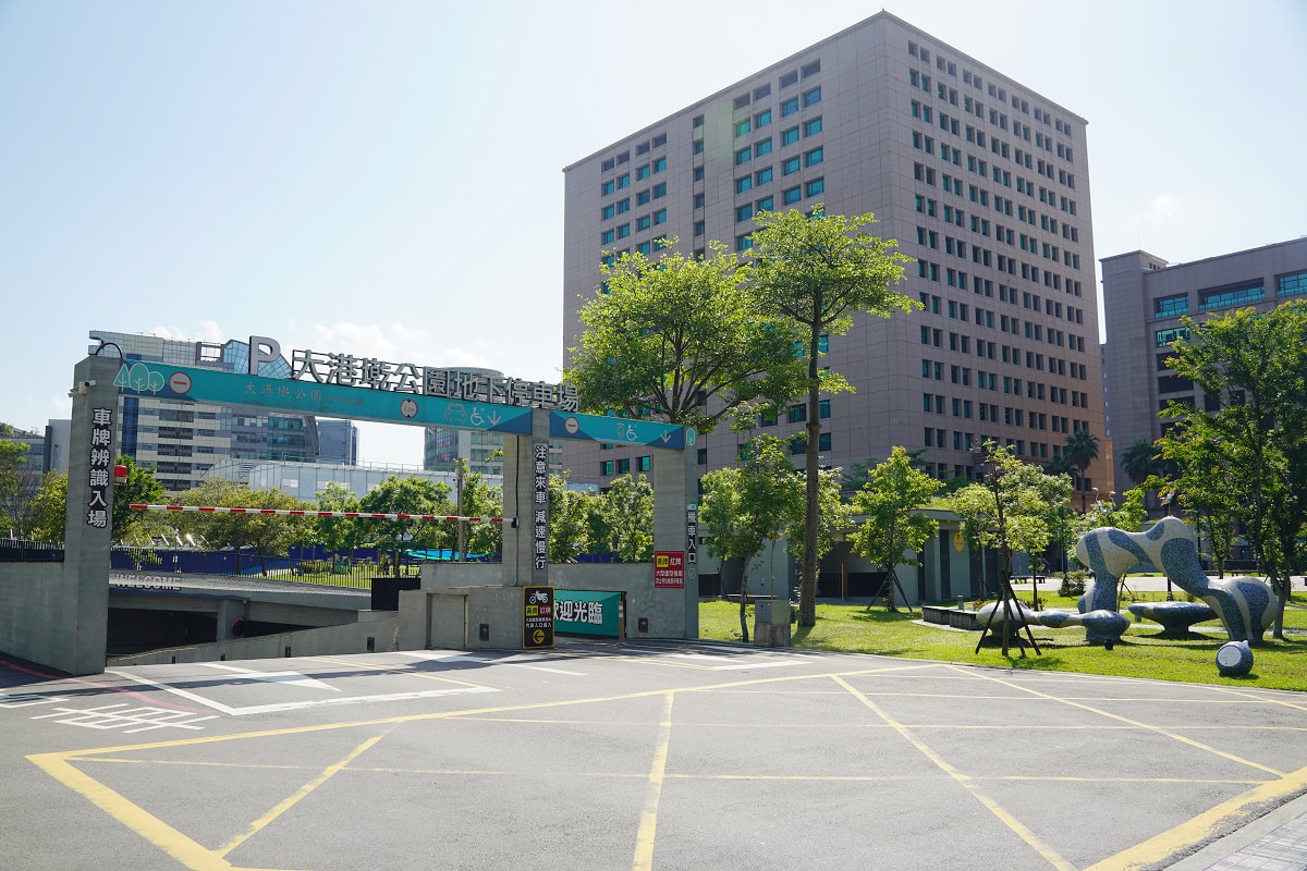 【大港墘公園共融式遊戲場】台北內湖親子公園推薦 魔力飛盤鞦韆/磨石滑梯/山訓遊戲場/遮陽沙坑
