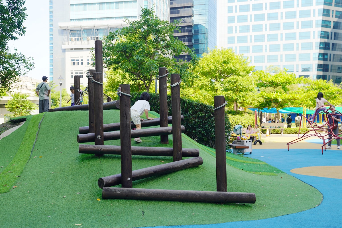 【大港墘公園共融式遊戲場】台北內湖親子公園推薦 魔力飛盤鞦韆/磨石滑梯/山訓遊戲場/遮陽沙坑