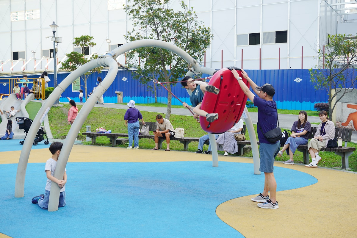 【大港墘公園共融式遊戲場】台北內湖親子公園推薦 魔力飛盤鞦韆/磨石滑梯/山訓遊戲場/遮陽沙坑
