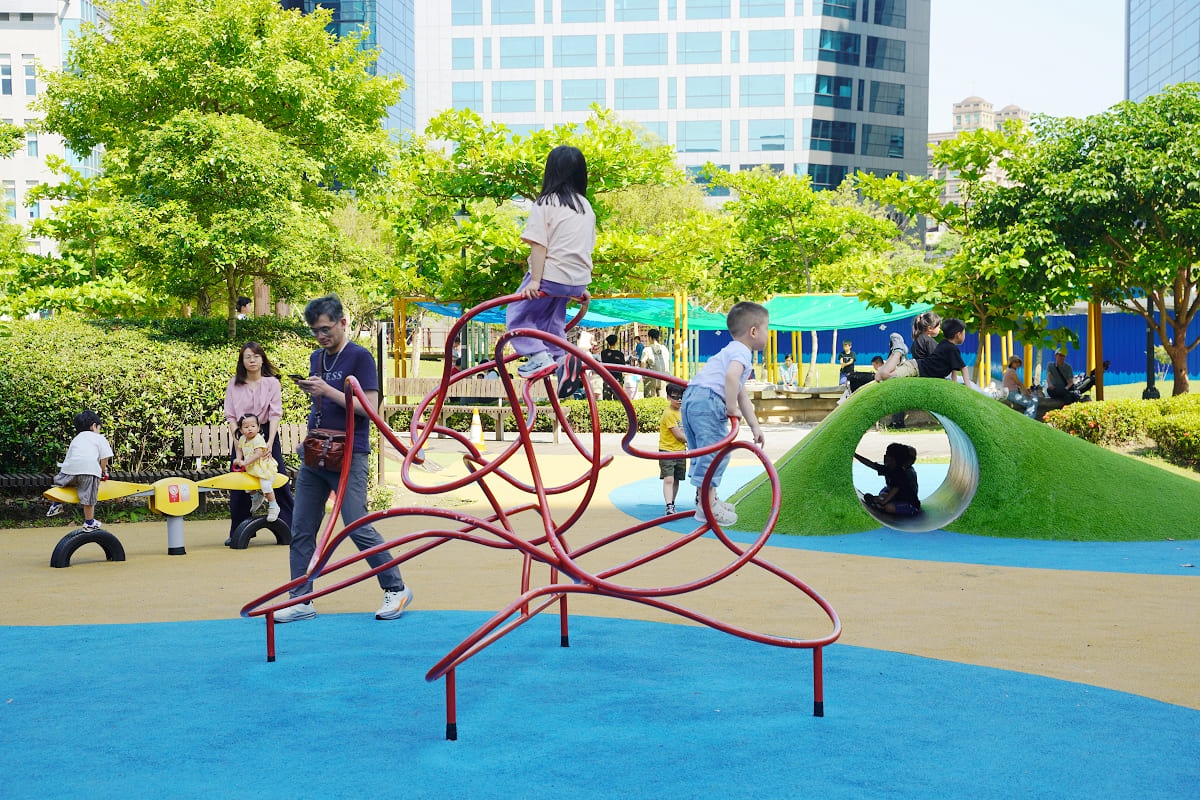 【大港墘公園共融式遊戲場】台北內湖親子公園推薦 魔力飛盤鞦韆/磨石滑梯/山訓遊戲場/遮陽沙坑