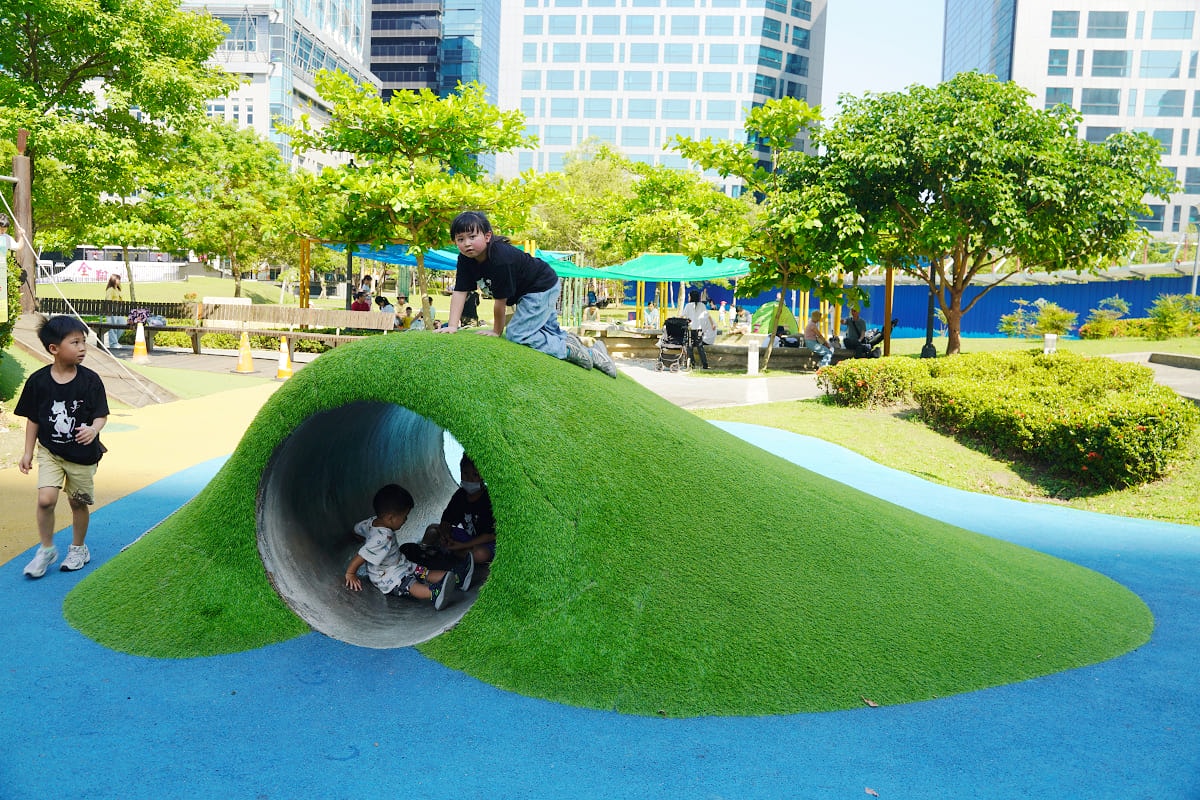 【大港墘公園共融式遊戲場】台北內湖親子公園推薦 魔力飛盤鞦韆/磨石滑梯/山訓遊戲場/遮陽沙坑