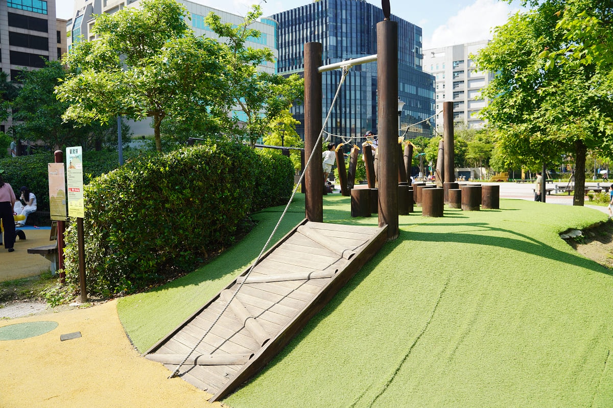 【大港墘公園共融式遊戲場】台北內湖親子公園推薦 魔力飛盤鞦韆/磨石滑梯/山訓遊戲場/遮陽沙坑