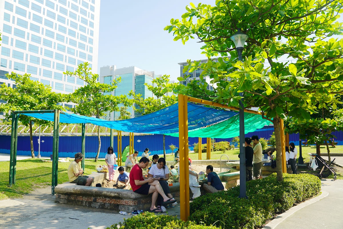 【大港墘公園共融式遊戲場】台北內湖親子公園推薦 魔力飛盤鞦韆/磨石滑梯/山訓遊戲場/遮陽沙坑