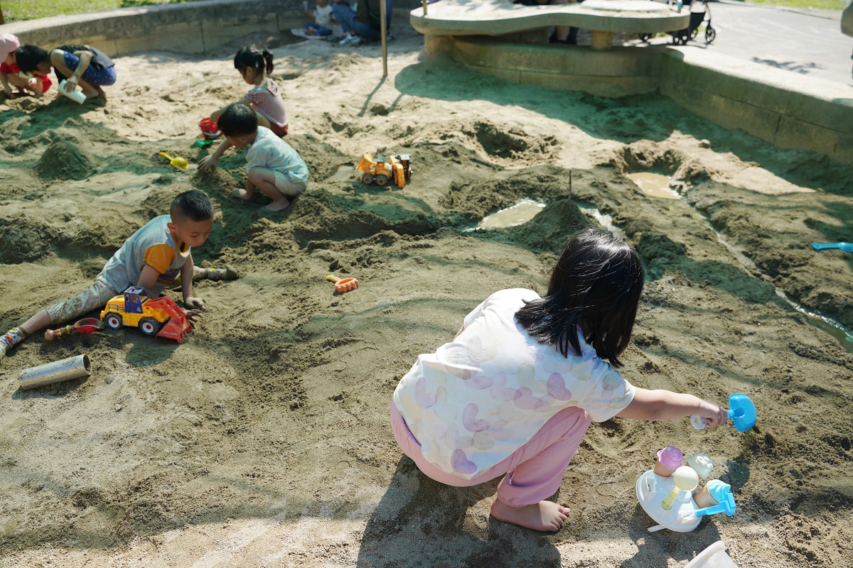 【大港墘公園共融式遊戲場】台北內湖親子公園推薦 魔力飛盤鞦韆/磨石滑梯/山訓遊戲場/遮陽沙坑