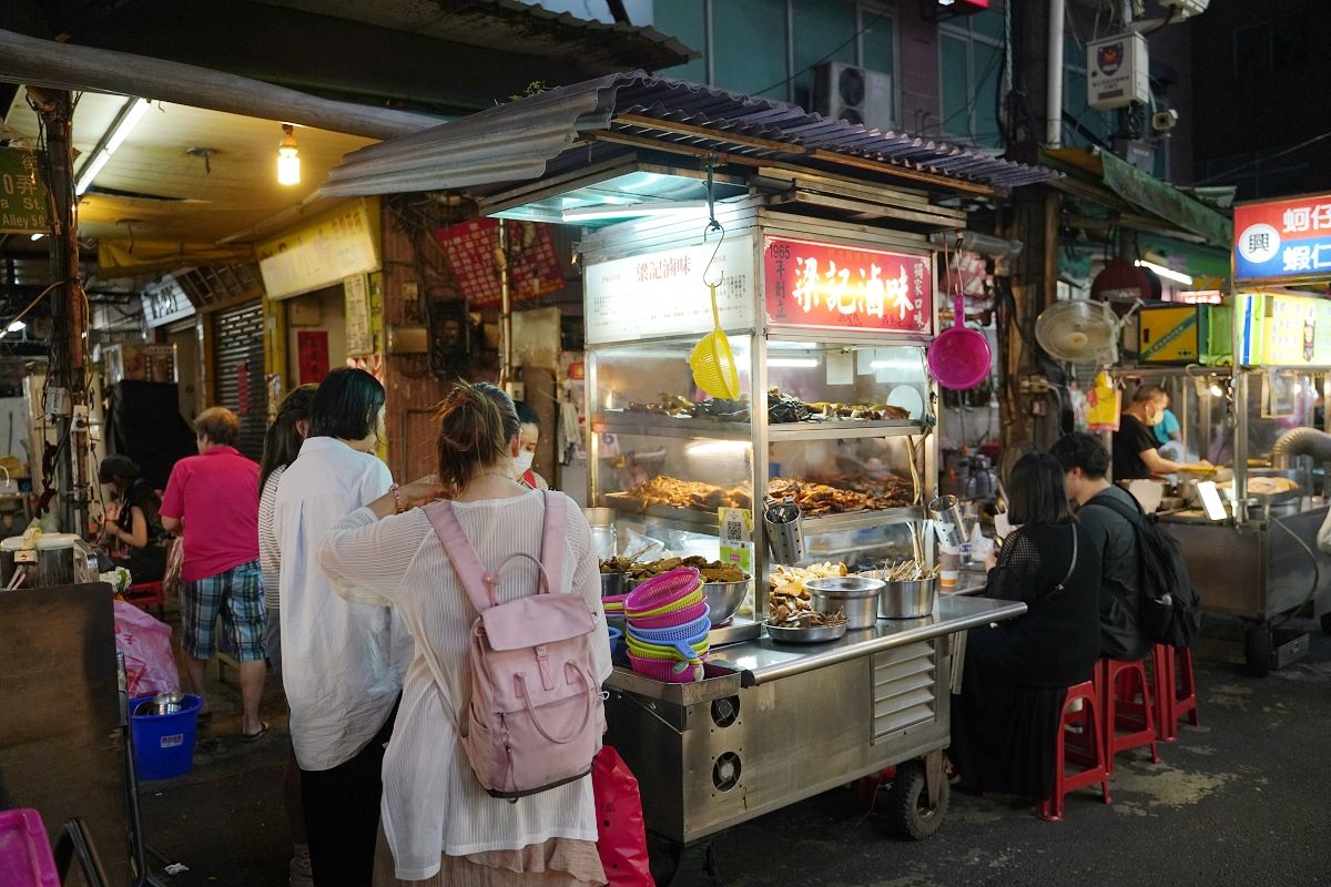 【臨江街觀光夜市美食推薦】創立於1965年在地60年歷史 米其林美食評鑑必比登推薦 梁記滷味