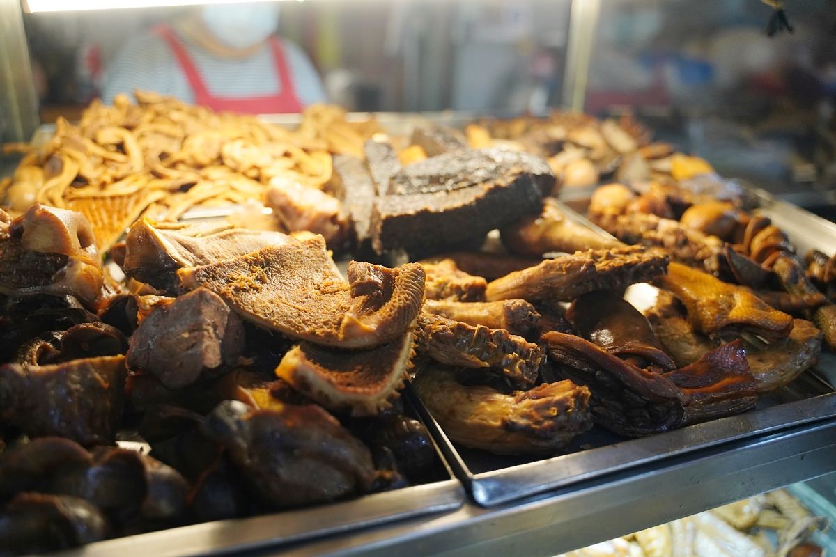 【臨江街觀光夜市美食推薦】創立於1965年在地60年歷史 米其林美食評鑑必比登推薦 梁記滷味