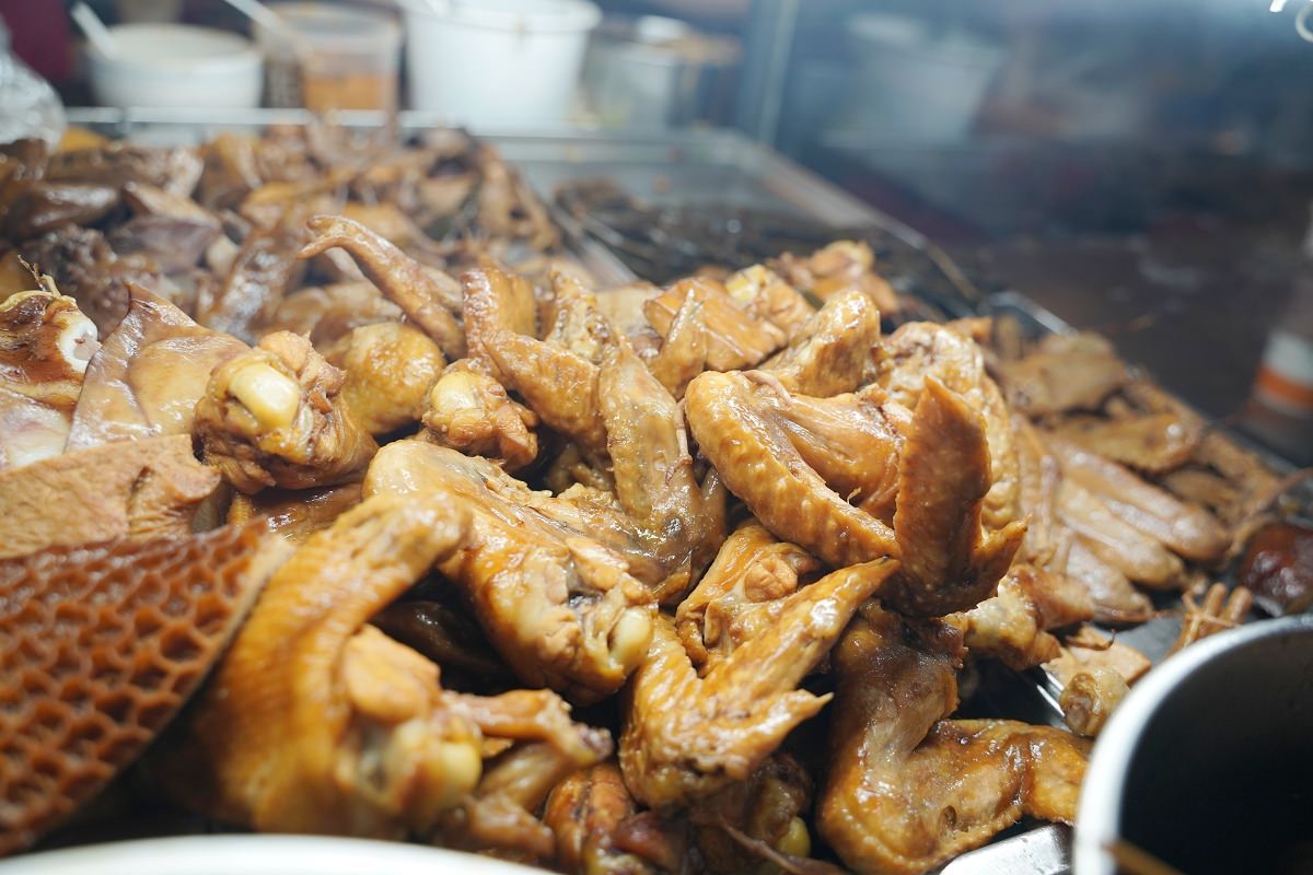 【臨江街觀光夜市美食推薦】創立於1965年在地60年歷史 米其林美食評鑑必比登推薦 梁記滷味