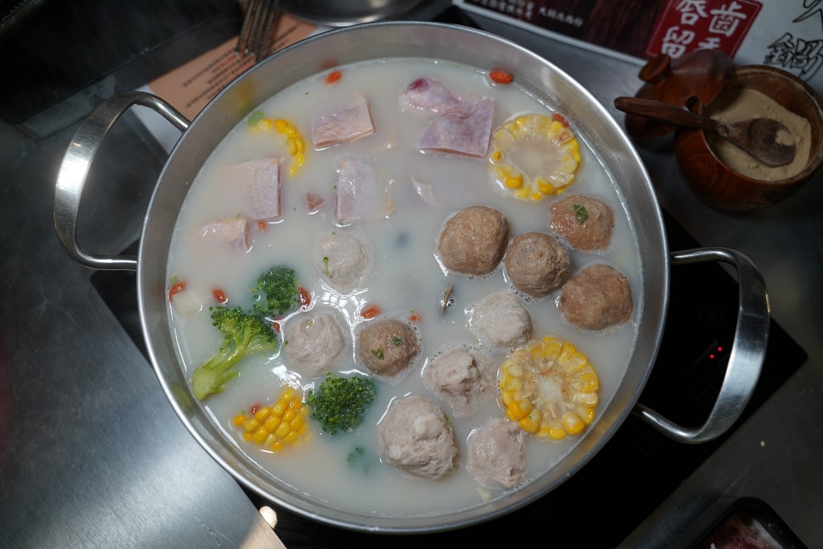 【松山火鍋推薦】招牌胡椒豬肚雞鍋免費無限加湯 饒河觀光夜市聚餐好選擇 蘇記嘀兜雞松山八德店