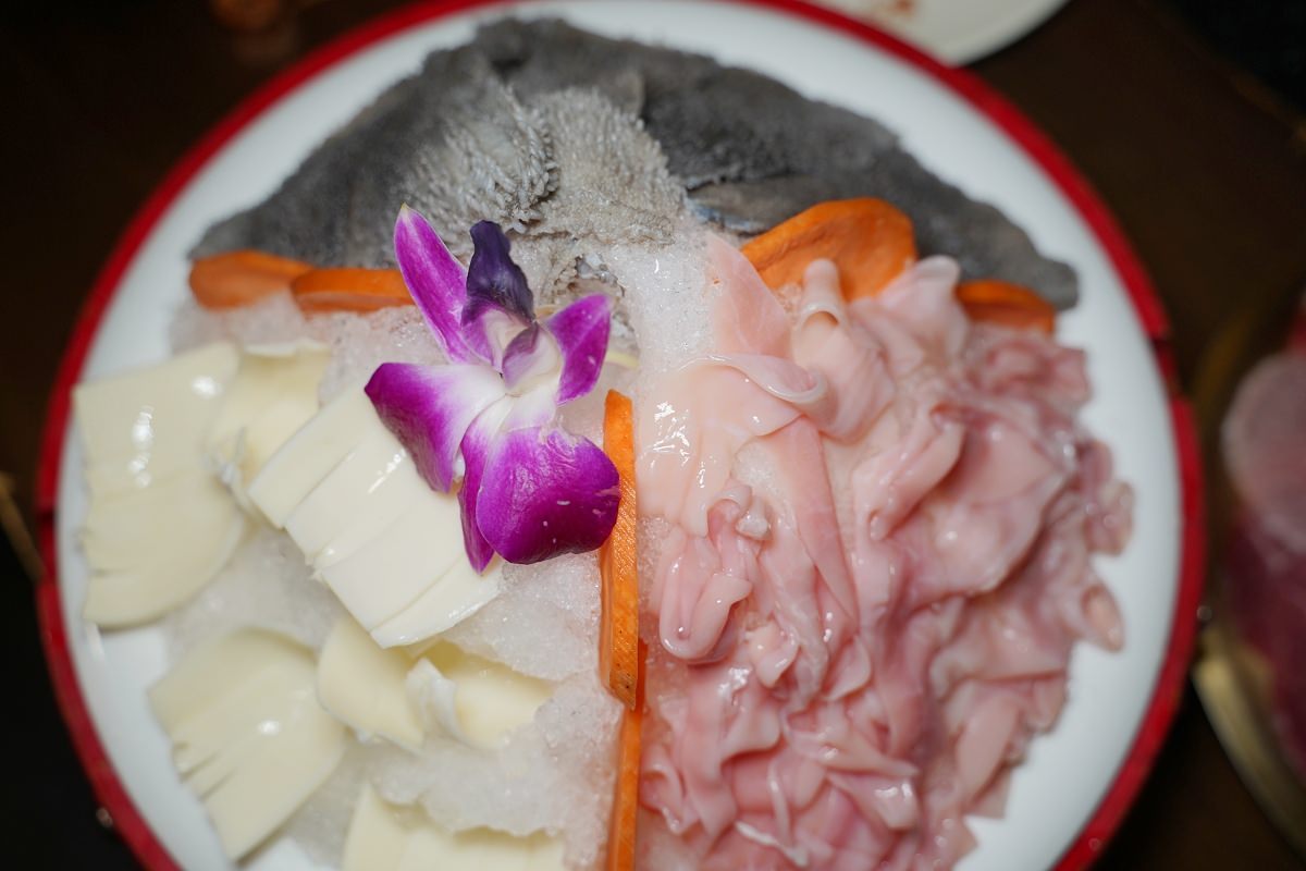 【台北麻辣火鍋推薦】正宗四川麻辣牛油全紅鍋 2023美食在台北鍋際大賞TOP5 小膳香成都麻辣火鍋