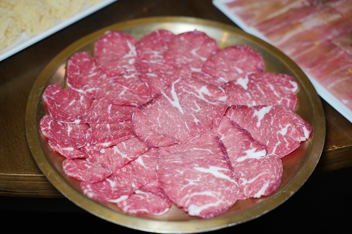 【台北麻辣火鍋推薦】正宗四川麻辣牛油全紅鍋 2023美食在台北鍋際大賞TOP5 小膳香成都麻辣火鍋