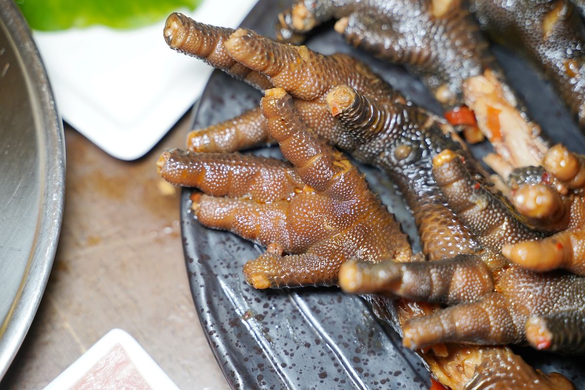 【台北麻辣火鍋推薦】正宗四川麻辣牛油全紅鍋 2023美食在台北鍋際大賞TOP5 小膳香成都麻辣火鍋