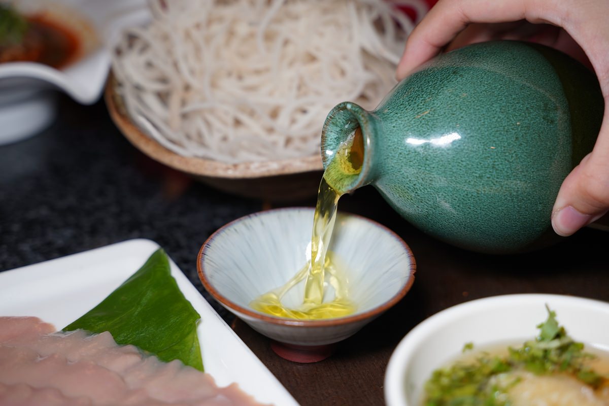【台北麻辣火鍋推薦】正宗四川麻辣牛油全紅鍋 2023美食在台北鍋際大賞TOP5 小膳香成都麻辣火鍋