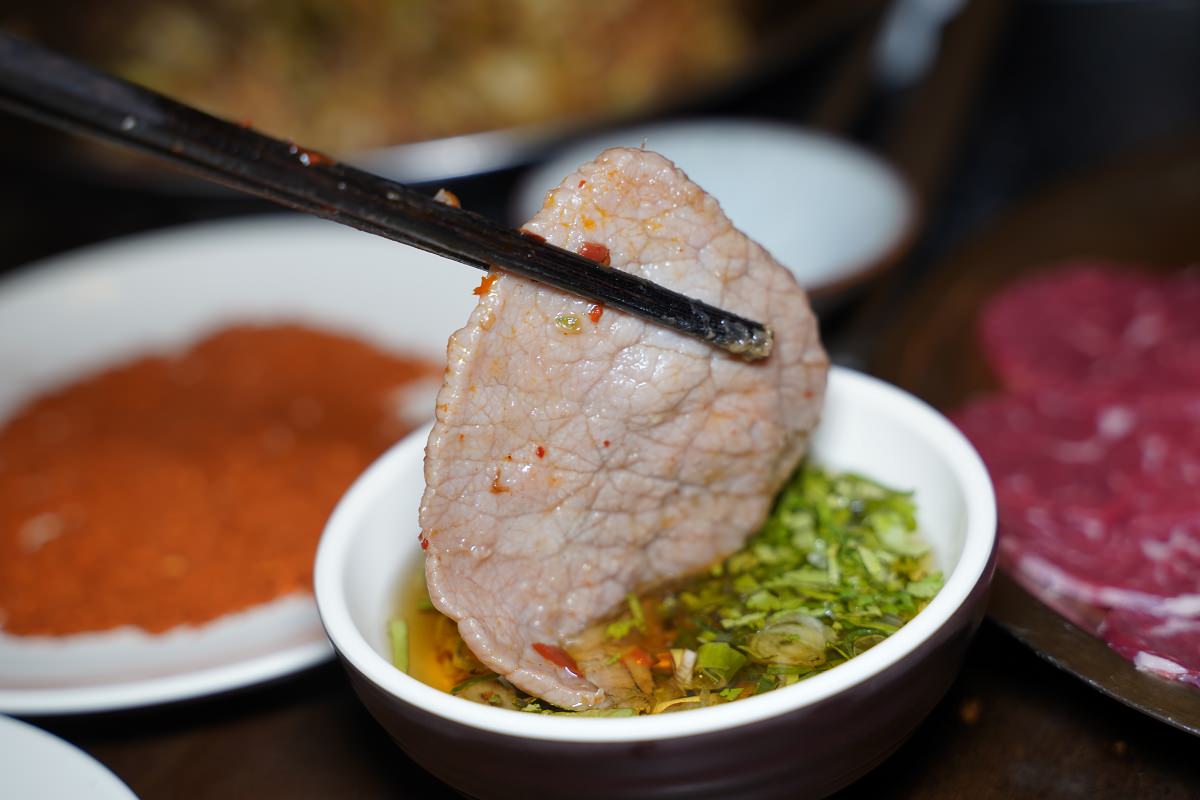 【台北麻辣火鍋推薦】正宗四川麻辣牛油全紅鍋 2023美食在台北鍋際大賞TOP5 小膳香成都麻辣火鍋