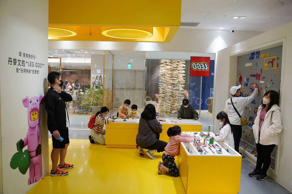 【台北免費親子景點推薦】全台首間樂高專賣店 樂高體驗遊戲區/遊戲桌 LEGO樂高授權專賣店信義遠百A13