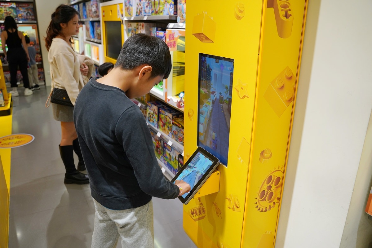 【台北免費親子景點推薦】全台首間樂高專賣店 樂高體驗遊戲區/遊戲桌 LEGO樂高授權專賣店信義遠百A13