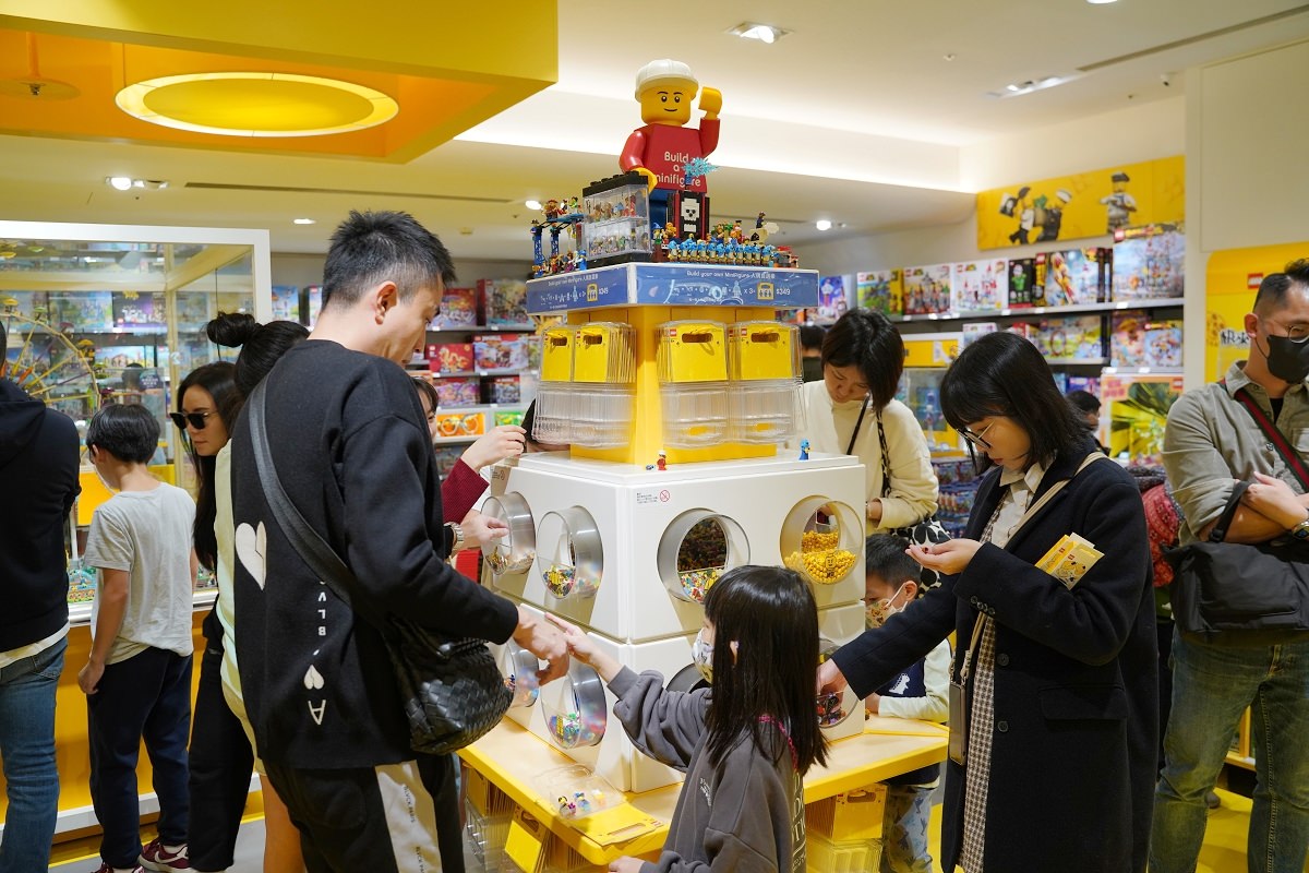 【台北免費親子景點推薦】全台首間樂高專賣店 樂高體驗遊戲區/遊戲桌 LEGO樂高授權專賣店信義遠百A13
