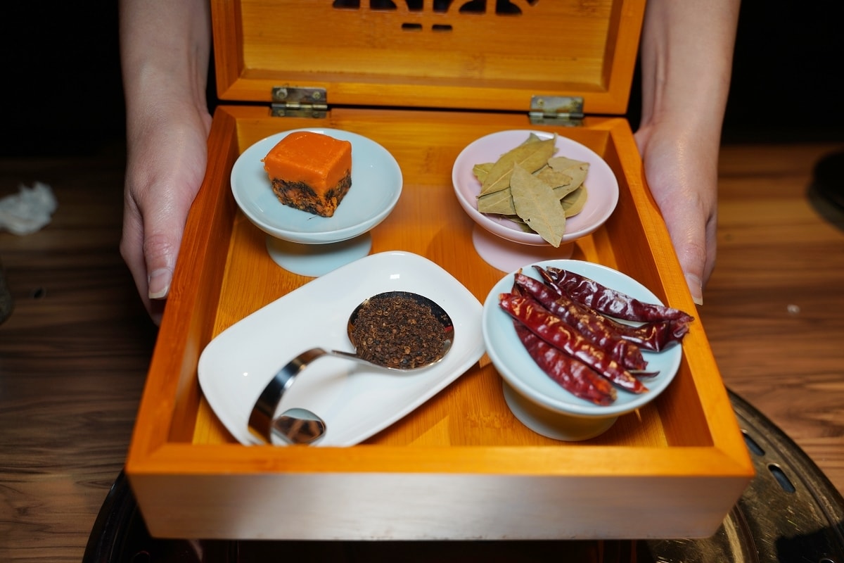 【狸小路燒肉專賣店基隆廟口店】上海溫麻辣/雞白老火湯鴛鴦鍋新上市 不必買機票彷彿置身北海道