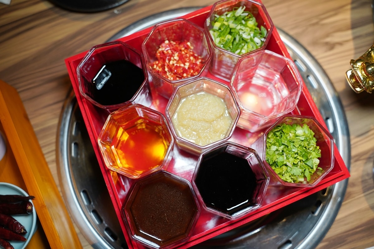 【狸小路燒肉專賣店基隆廟口店】上海溫麻辣/雞白老火湯鴛鴦鍋新上市 不必買機票彷彿置身北海道