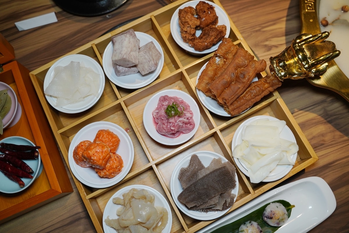 【狸小路燒肉專賣店基隆廟口店】上海溫麻辣/雞白老火湯鴛鴦鍋新上市 不必買機票彷彿置身北海道