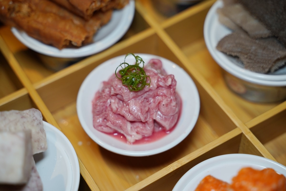 【狸小路燒肉專賣店基隆廟口店】上海溫麻辣/雞白老火湯鴛鴦鍋新上市 不必買機票彷彿置身北海道
