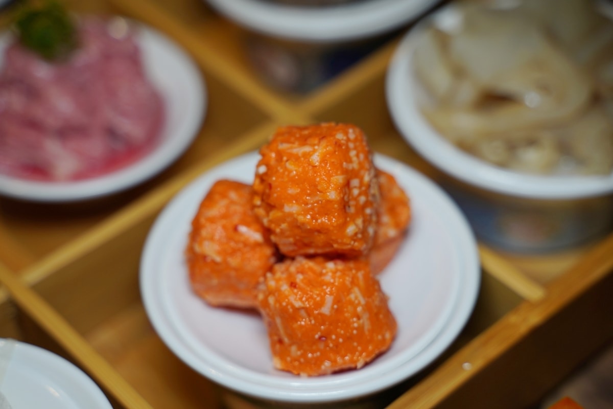 【狸小路燒肉專賣店基隆廟口店】上海溫麻辣/雞白老火湯鴛鴦鍋新上市 不必買機票彷彿置身北海道