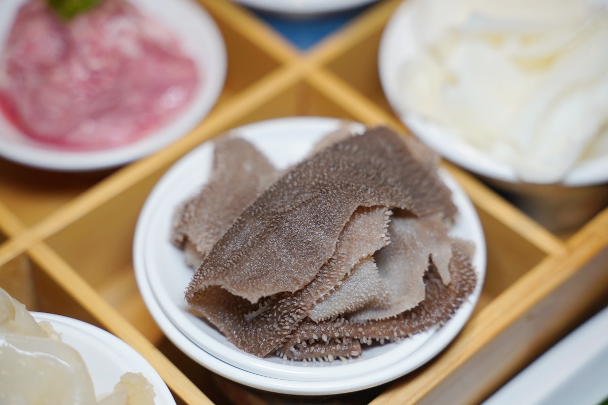 【狸小路燒肉專賣店基隆廟口店】上海溫麻辣/雞白老火湯鴛鴦鍋新上市 不必買機票彷彿置身北海道