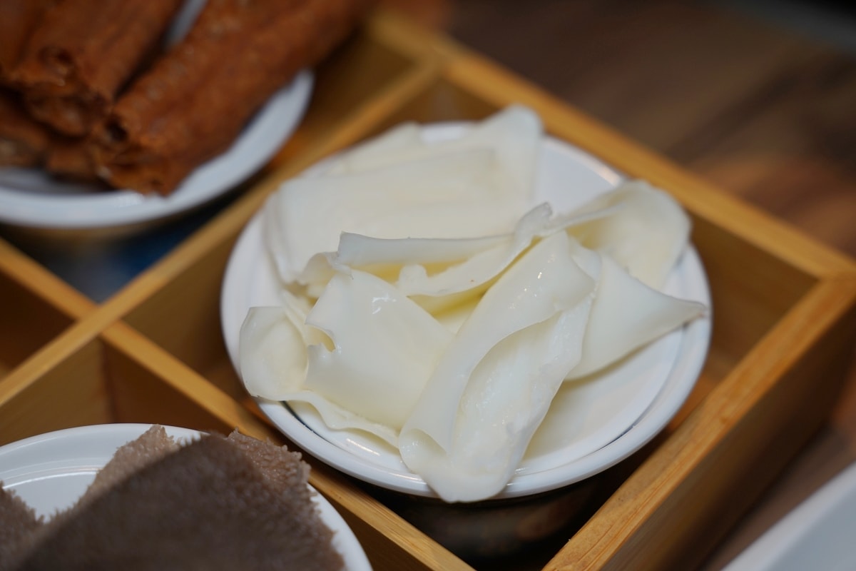 【狸小路燒肉專賣店基隆廟口店】上海溫麻辣/雞白老火湯鴛鴦鍋新上市 不必買機票彷彿置身北海道
