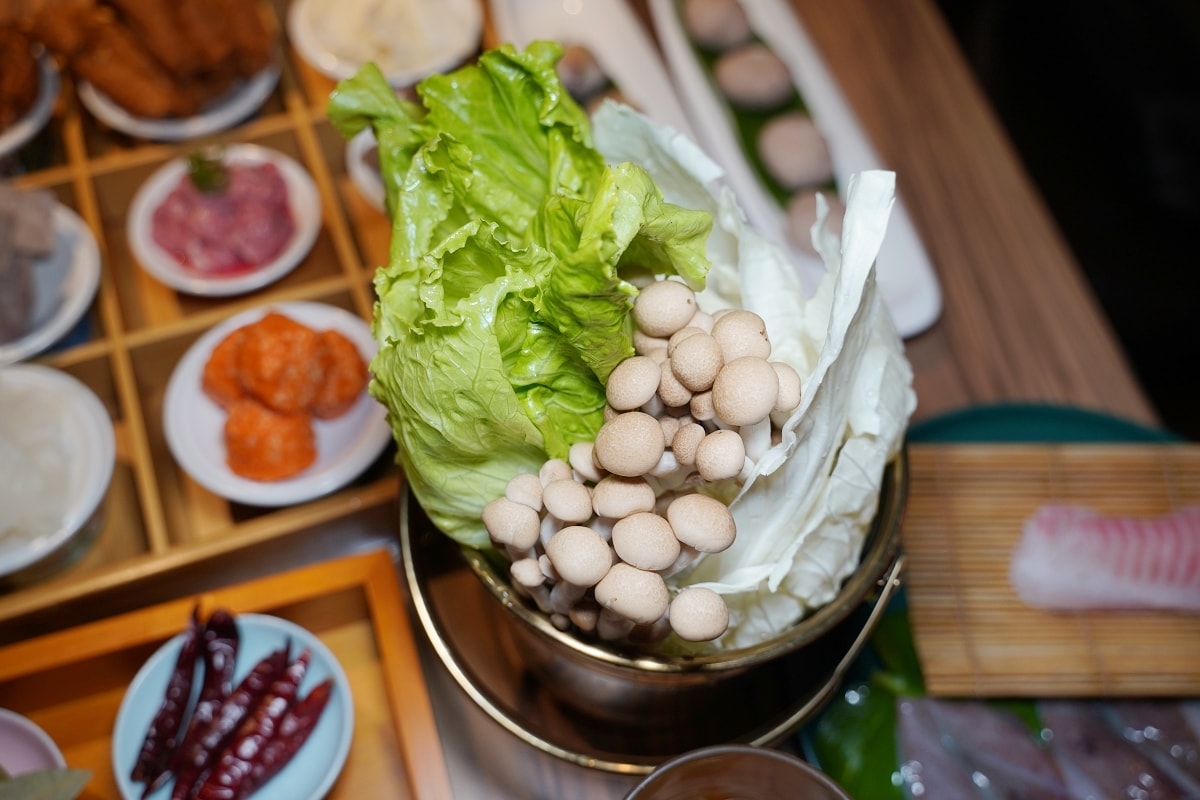 【狸小路燒肉專賣店基隆廟口店】上海溫麻辣/雞白老火湯鴛鴦鍋新上市 不必買機票彷彿置身北海道