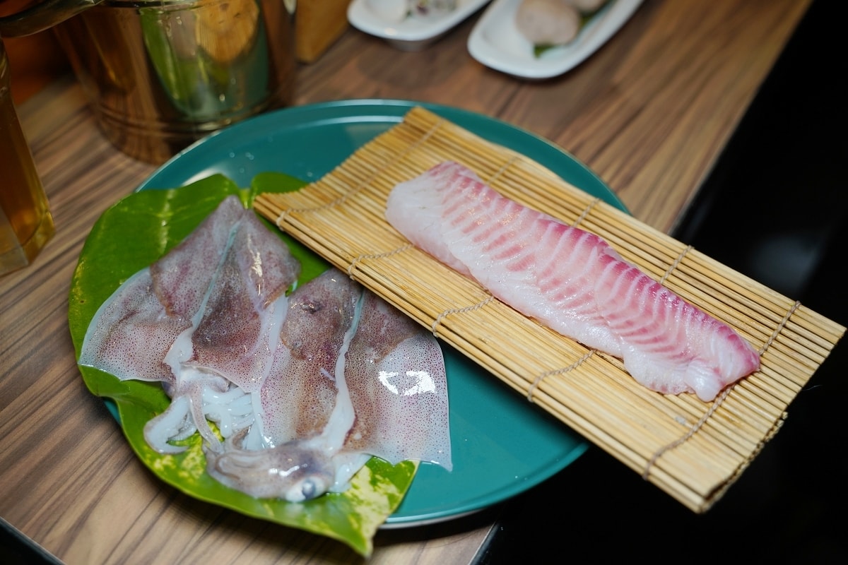 【狸小路燒肉專賣店基隆廟口店】上海溫麻辣/雞白老火湯鴛鴦鍋新上市 不必買機票彷彿置身北海道
