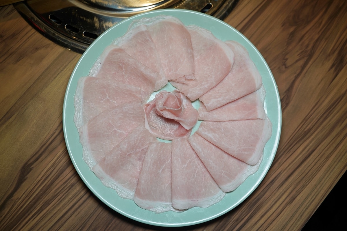 【狸小路燒肉專賣店基隆廟口店】上海溫麻辣/雞白老火湯鴛鴦鍋新上市 不必買機票彷彿置身北海道