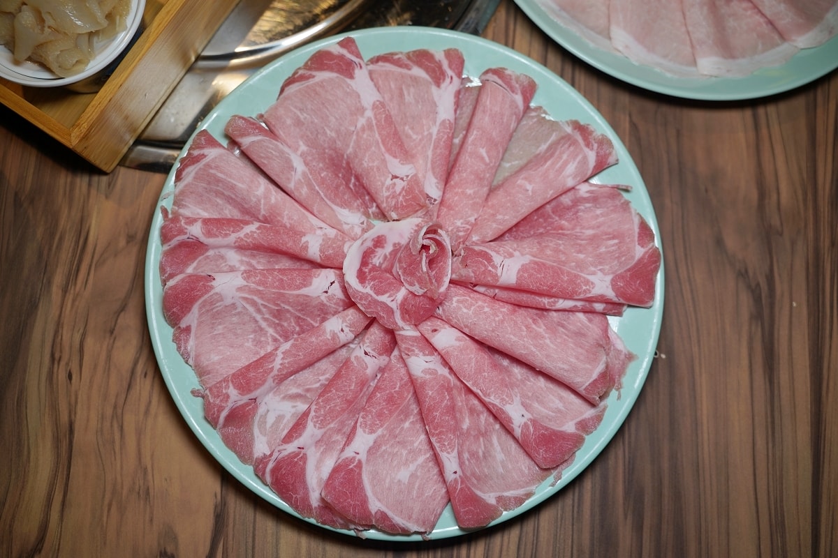 【狸小路燒肉專賣店基隆廟口店】上海溫麻辣/雞白老火湯鴛鴦鍋新上市 不必買機票彷彿置身北海道