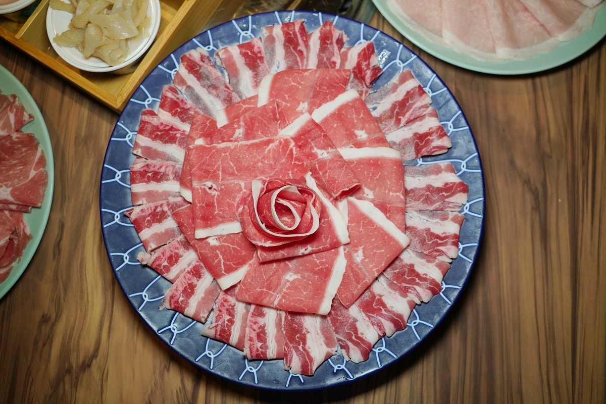 【狸小路燒肉專賣店基隆廟口店】上海溫麻辣/雞白老火湯鴛鴦鍋新上市 不必買機票彷彿置身北海道
