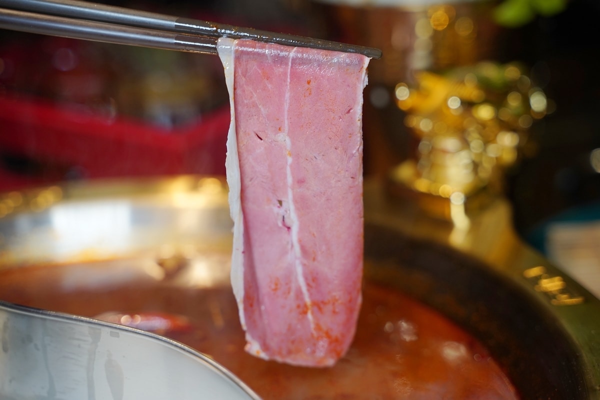 【狸小路燒肉專賣店基隆廟口店】上海溫麻辣/雞白老火湯鴛鴦鍋新上市 不必買機票彷彿置身北海道